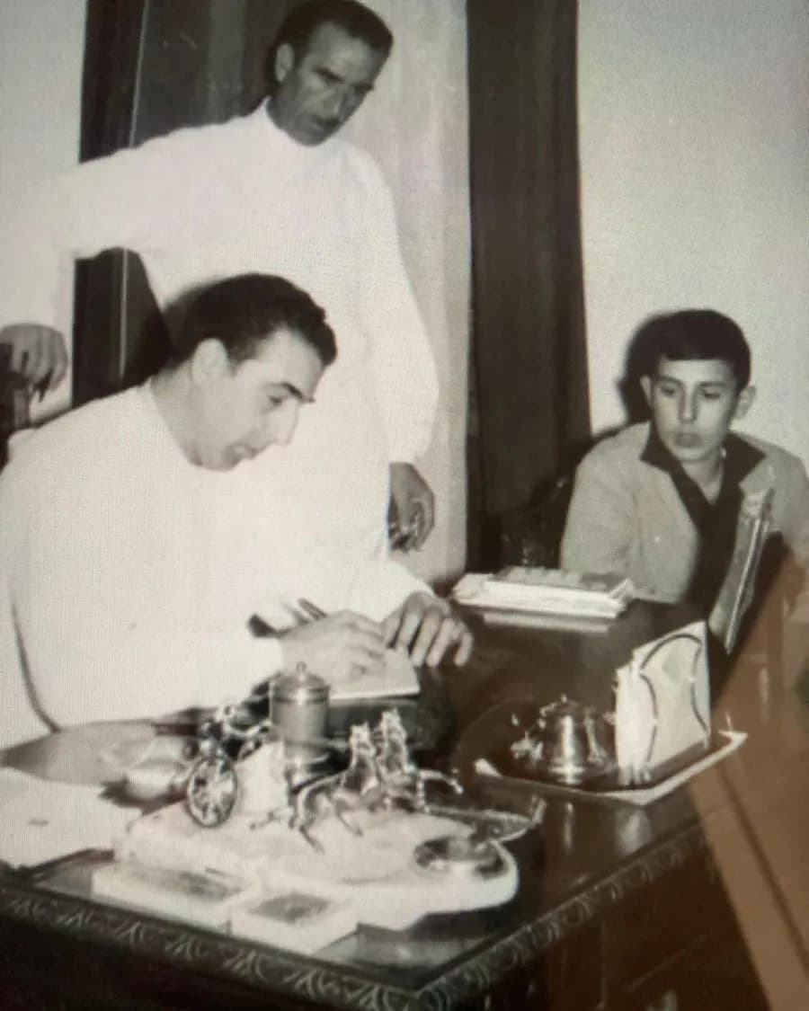 Foto antigua en blanco y negro de nuestro abuelo pasando consulta